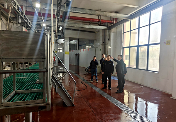 检查组检查屠宰场安全卫生情况。防城港市公安局供图