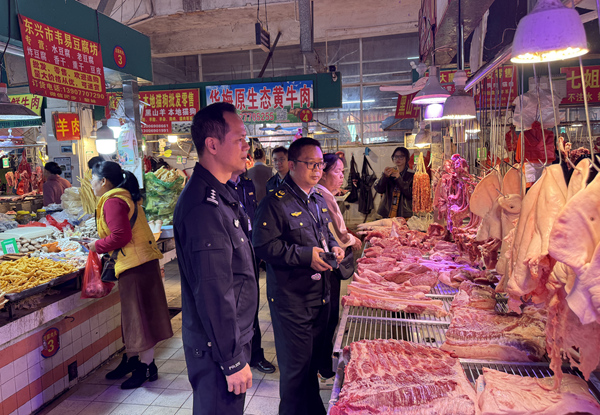 检查农贸市场。防城港市公安局供图