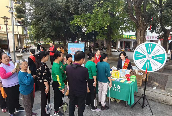 居民积极排队参与活动。翟春摄