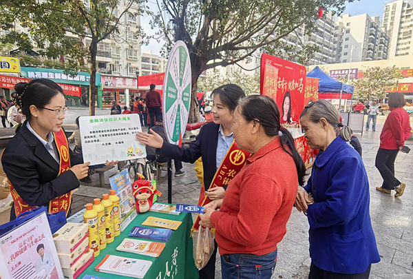 社区居民进行金融消保知识大闯关。易晓雯摄