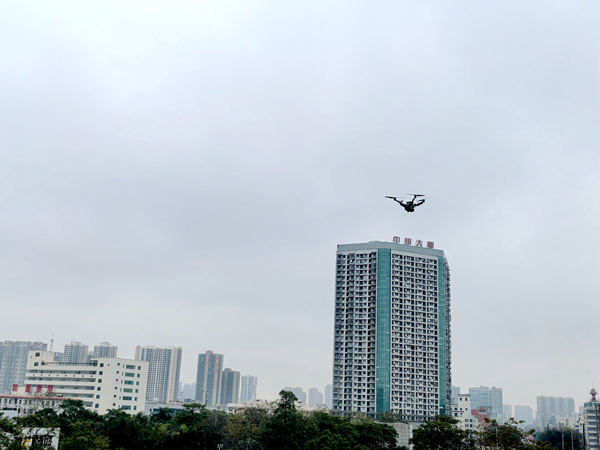 無人機按規劃路線開展巡航，同時廣播相關規定提醒