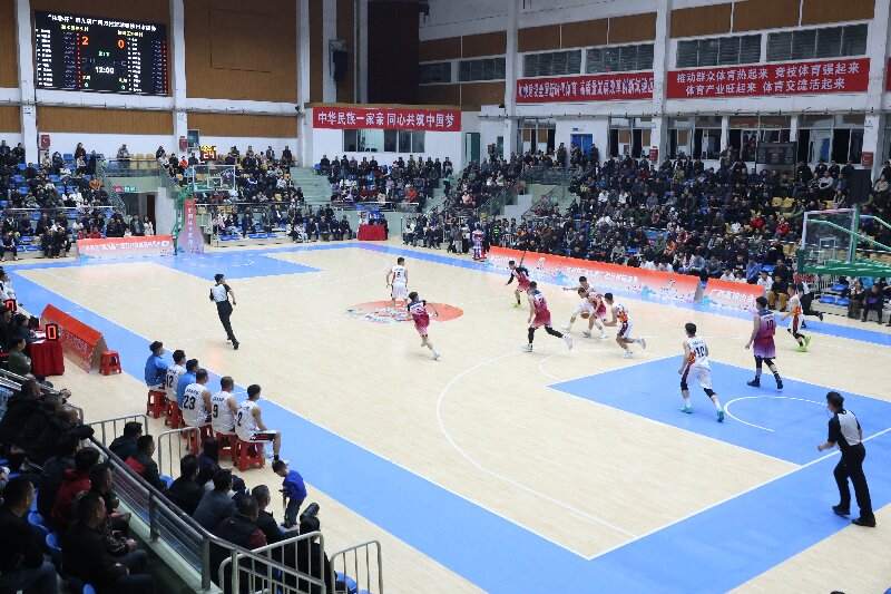 “体彩杯”第九届广西万村篮球赛柳州市级赛开赛。人民网记者 覃心摄
