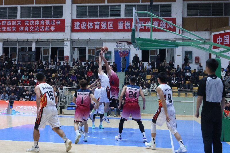 在揭幕战中，双方球员激励交锋。人民网记者 覃心摄