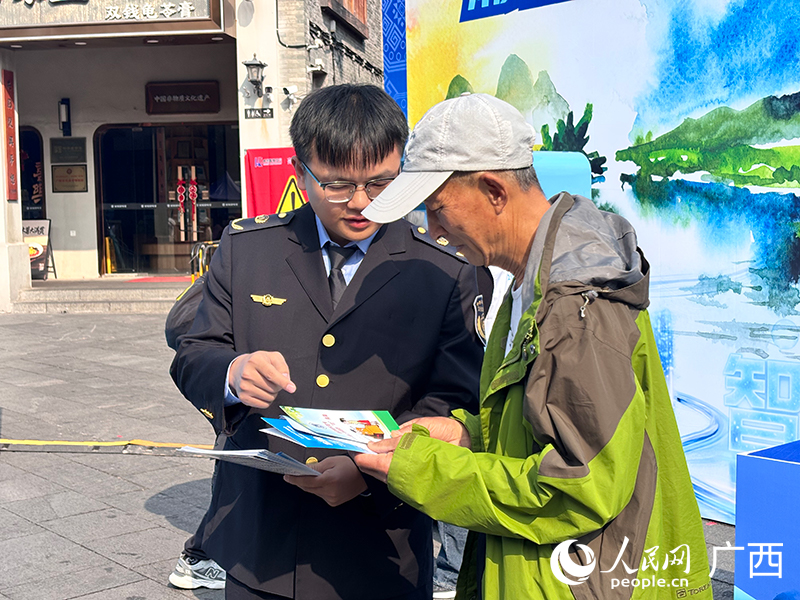 现场为游客发放宣传资料。人民网记者 何宁摄