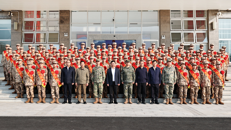 合影。覃俊凱攝