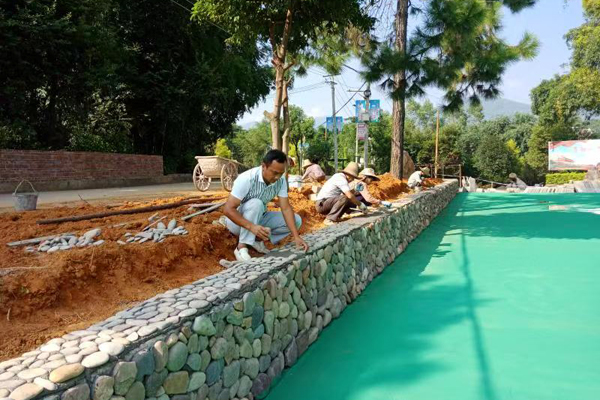 炭冲村党员干部齐心协力建设美丽家园。