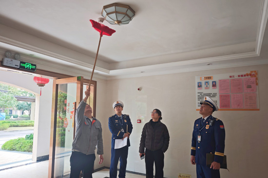 现场测试消防设施完好性（昭平消防供图）