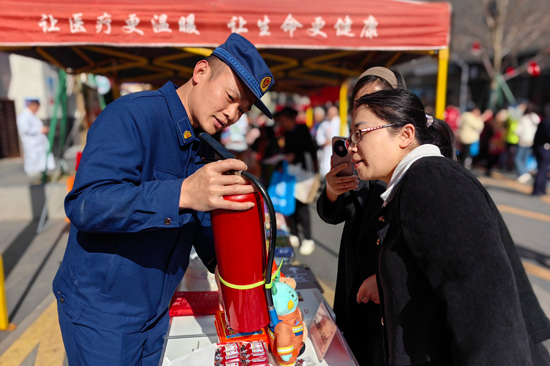 圖為開展消防產品科普  何小翠攝