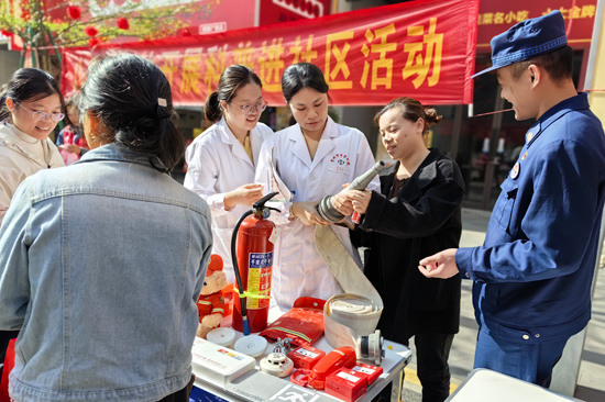 圖為開展消防產品科普宣傳  何小翠攝