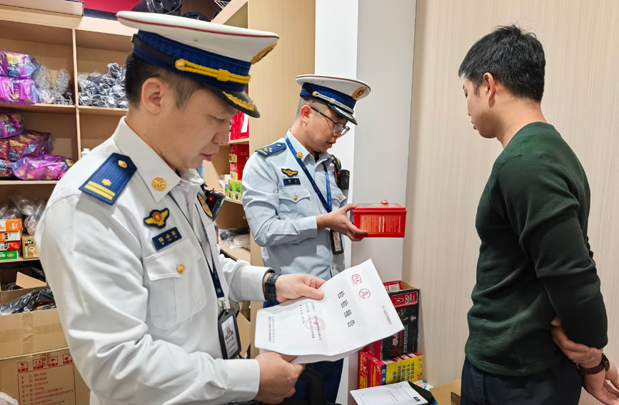對公共娛樂場所過濾式自救呼吸器進行細致檢查