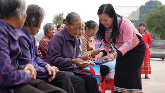 委員們面對面跟群眾宣傳民族團結相關知識。趙彩相攝