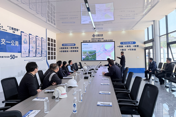 现场听取情况汇报。梁锦华摄