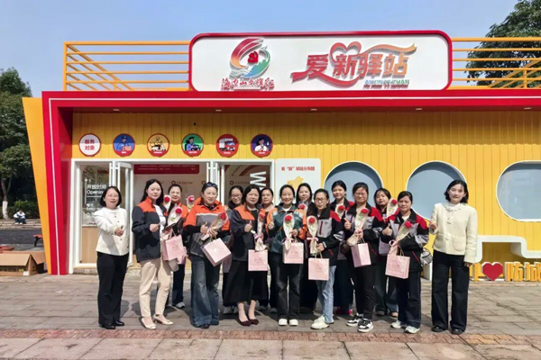 防城港市妇联将暖“新”关爱礼包送到女快递员手中，传递节日的祝福与关怀。