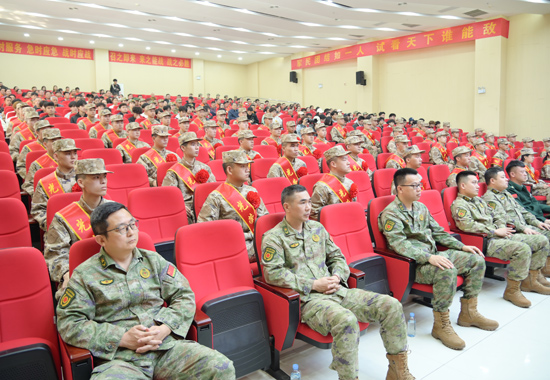 新兵们身着军装、肩披绶带、戎装待发。