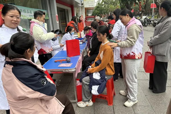 梧州市妇联举办“贴心梧姐”暖“新”服务暨关爱女性健康活动。