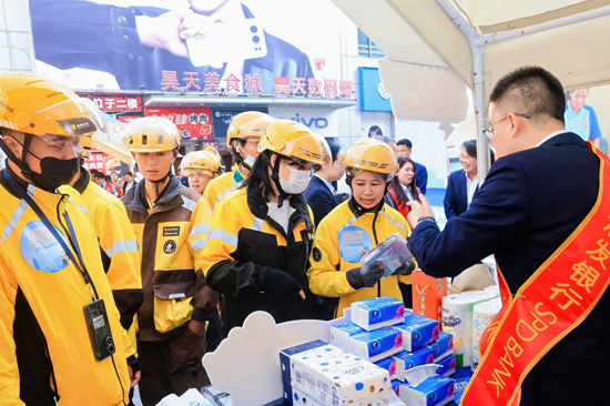 3月13日，“金桂护航 骑心同行”2026年“金桂星火”党建志愿服务活动启动仪式暨“3·15”金融消费者权益保护教育宣传活动现场，浦发银行南宁分行工作人员通过金融消保知识快问快答等趣味形式，让骑手们在互动中巩固防诈技巧。浦发银行南宁分行 供图