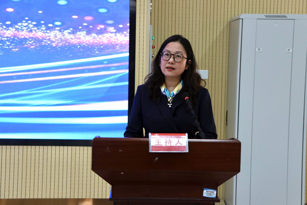 郑华在启动会上讲话。学校供图