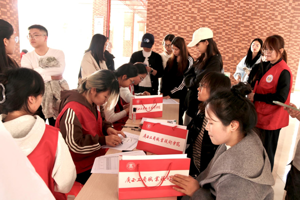 参赛队伍报到。学校供图