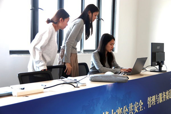 参赛队伍在赛场适应场地。学校供图