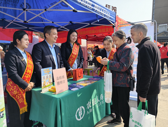 图为农银人寿桂林中支党支部党员干部与群众开展有奖知识问答。蒋伶俐摄