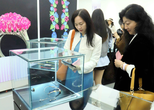 觀眾在觀看展覽。陸靜攝