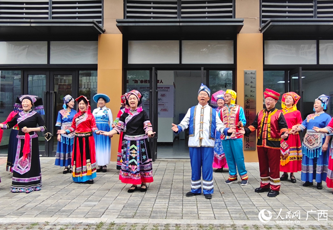 银龄网络举报辟谣志愿服务队利用山歌进行宣传。人民网记者 王勇摄