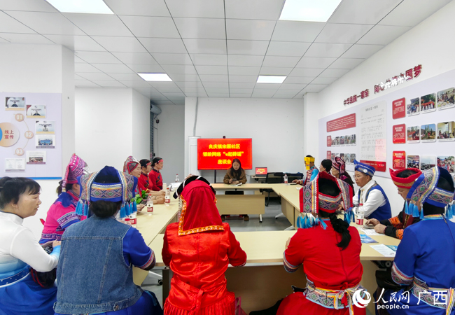 社区开展辟谣座谈会。人民网记者 王勇摄