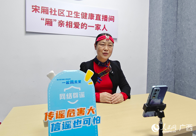 志愿者正在进行辟谣知识的网络直播。人民网记者 王勇摄