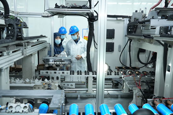 近日，南方电网广西南宁邕宁供电局到广西宁福新能源科技有限公司进行安全用电检查，指导企业用好激励政策。陈伯鑫摄