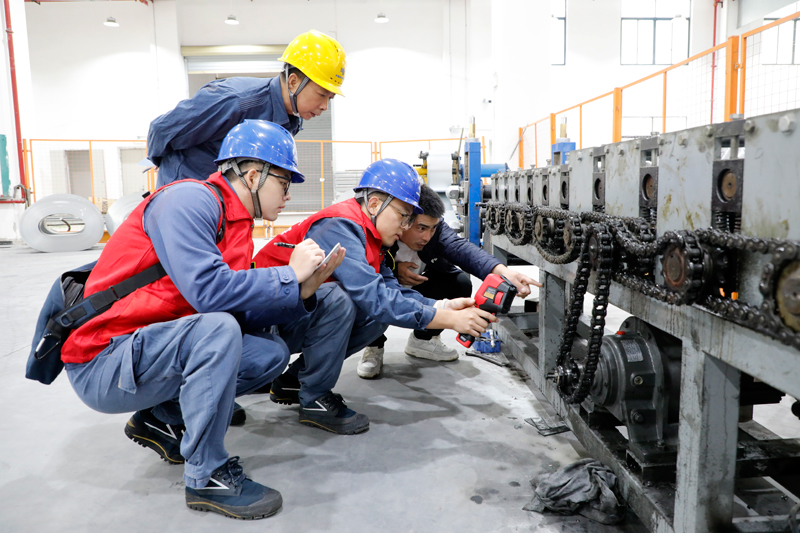 “护航复工复产”专项服务队开展“义诊”式用电检查。陆川供电局供图