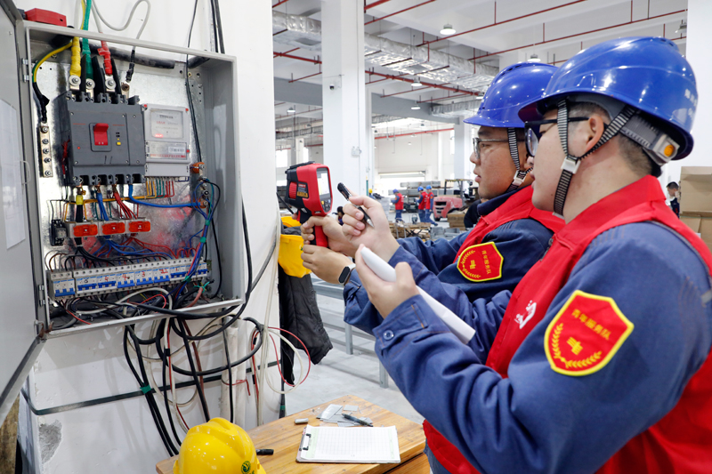 “护航复工复产”专项服务队开展“义诊”式用电检查。陆川供电局供图