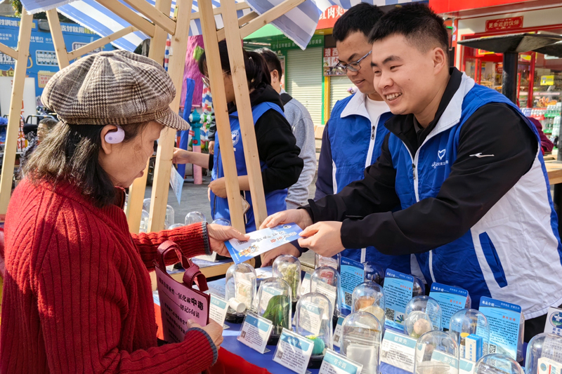 发放宣传资料。陶燕如摄