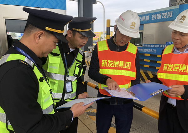 “一路多方”护安全。赵翊竹摄