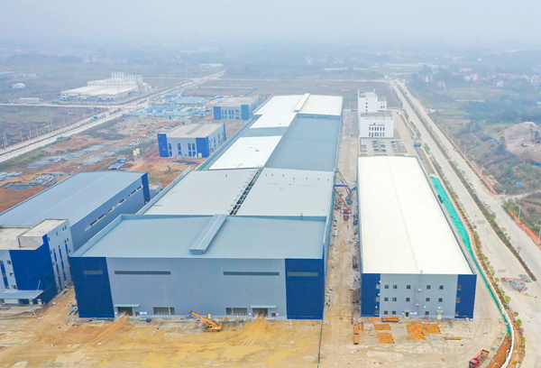项目2号厂房主体围护结构实现全面封顶。中国一冶供图