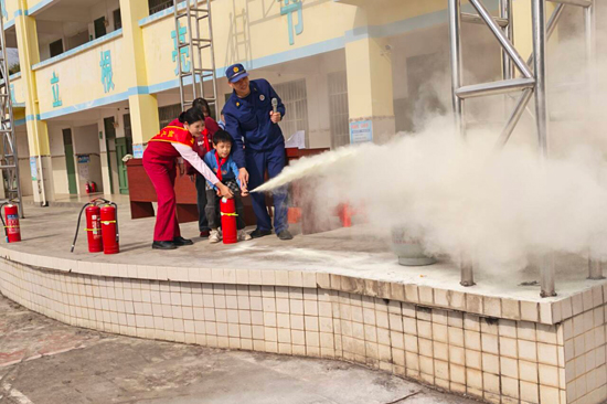 使用灭火器实操。李莎摄