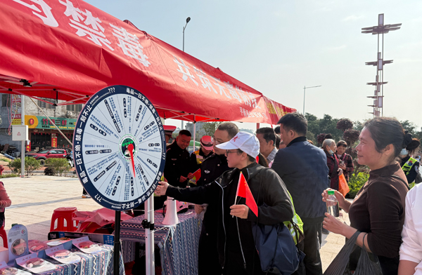 3月5日，在平南縣“巾幗綻芳華 奔跑向未來”歡樂跑活動現場，群眾通過參與禁毒知識大轉盤，學習了解禁毒知識。