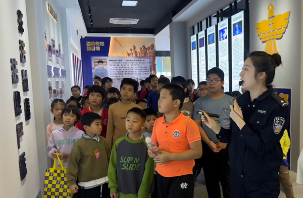 平南縣組織中小學校學生到禁毒教育基地參觀學習禁毒科普知識