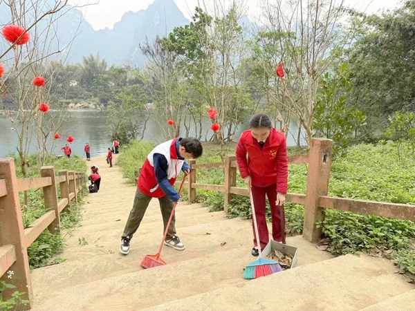 志愿者们正在清理沿岸垃圾。