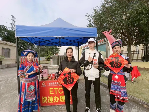 志愿者向过往司乘提供姜糖水及暖心零食包。