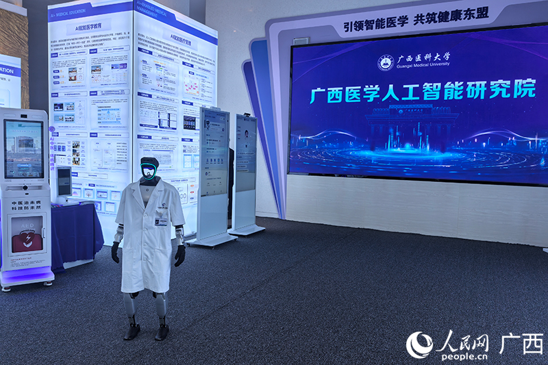 具身机器人搭载了“泌语医谈”智能体。人民网记者 覃心摄