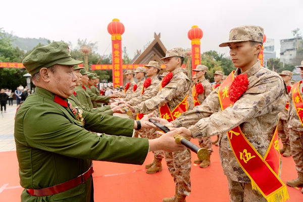 老兵為入伍新兵授“從戎劍”。陸宗林攝