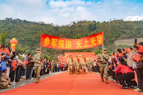 歡送新兵現場。陸宗林攝