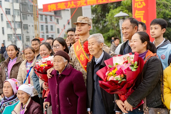 新兵與家人合影。陸宗林攝