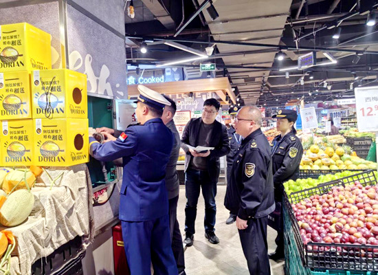 检查消防水带。石领摄