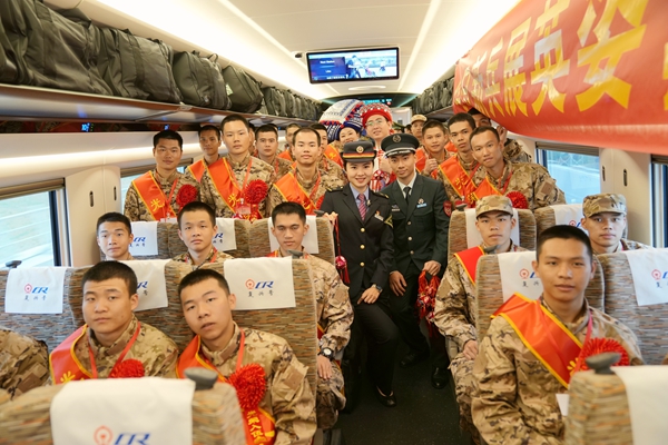 列車工作人員與入伍新兵合影。曹爍攝