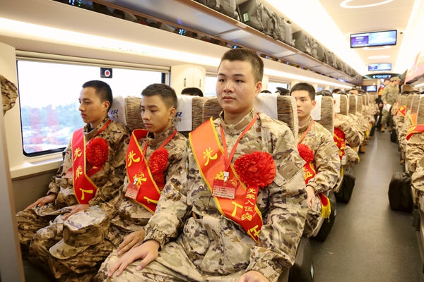 入伍新兵乘動車奔赴軍營。宋依潔攝