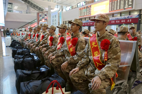 入伍新兵在南寧東站候車。宋依潔攝