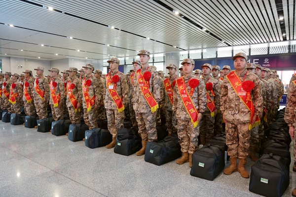 入伍新兵在南寧東站集結。宋依潔攝