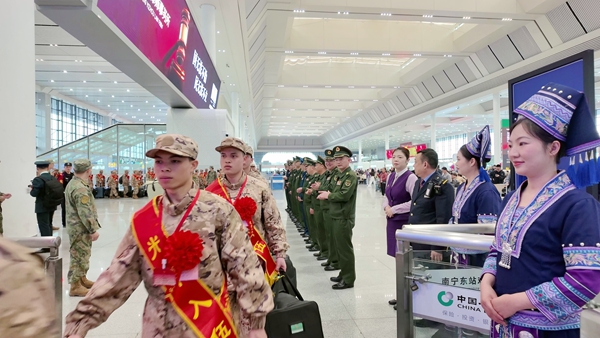 南寧東站工作人員組織新兵從“綠色通道”進站上車。麥竹嫻攝