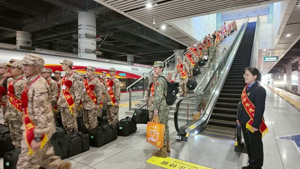 入伍新兵列隊上車。麥竹嫻攝
